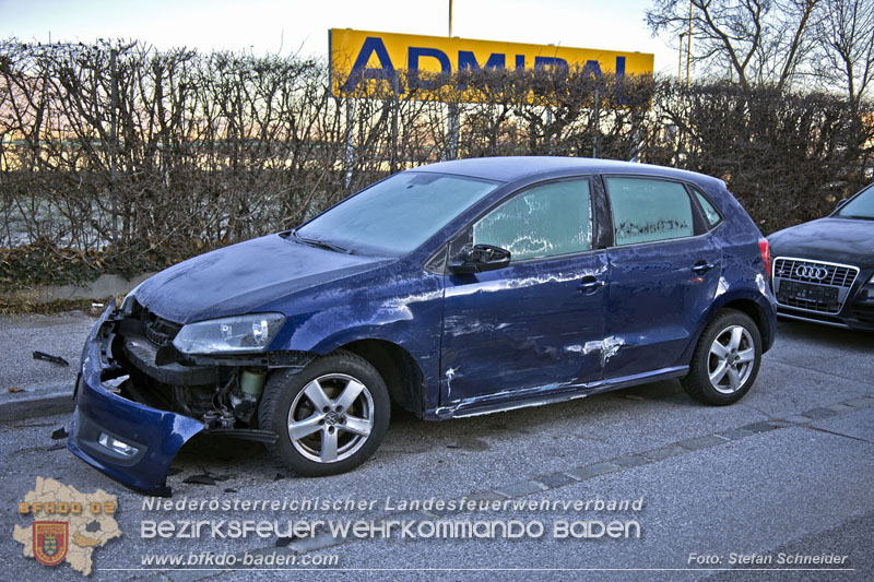 20241227_Lenkerin muss nach Verkehrsunfall in Baden von Feuerwehr befreit werden Foto: Stefan Schneider BFKDO BADEN 20241227_Lenkerin muss nach Verkehrsunfall in Baden von Feuerwehr befreit werden Foto: Stefan Schneider BFKDO BADEN