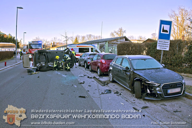 20241227_Lenkerin muss nach Verkehrsunfall in Baden von Feuerwehr befreit werden Foto: Stefan Schneider BFKDO BADEN 20241227_Lenkerin muss nach Verkehrsunfall in Baden von Feuerwehr befreit werden Foto: Stefan Schneider BFKDO BADEN