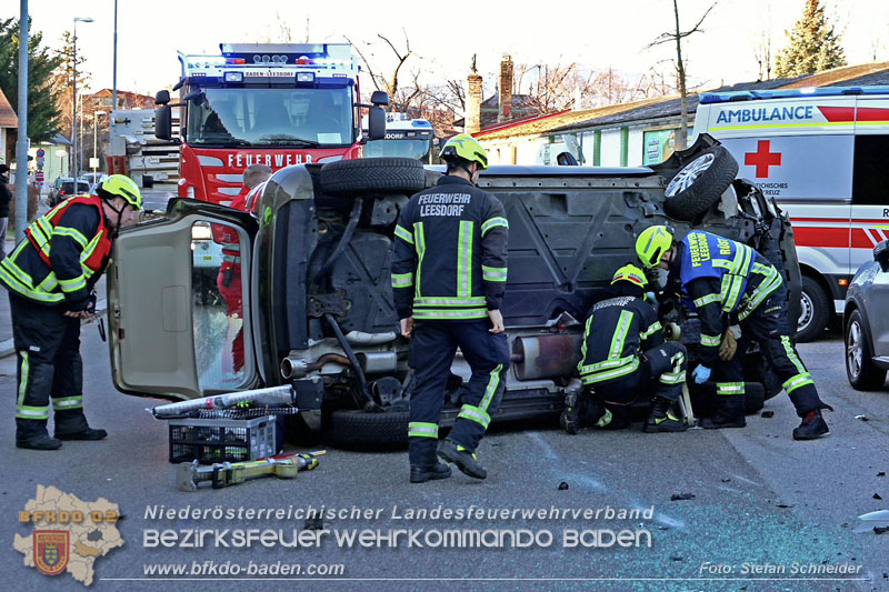 20241227_Lenkerin muss nach Verkehrsunfall in Baden von Feuerwehr befreit werden Foto: Stefan Schneider BFKDO BADEN 20241227_Lenkerin muss nach Verkehrsunfall in Baden von Feuerwehr befreit werden Foto: Stefan Schneider BFKDO BADEN