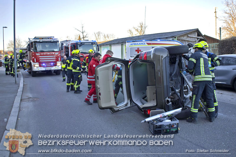 20241227_Lenkerin muss nach Verkehrsunfall in Baden von Feuerwehr befreit werden Foto: Stefan Schneider BFKDO BADEN 20241227_Lenkerin muss nach Verkehrsunfall in Baden von Feuerwehr befreit werden Foto: Stefan Schneider BFKDO BADEN
