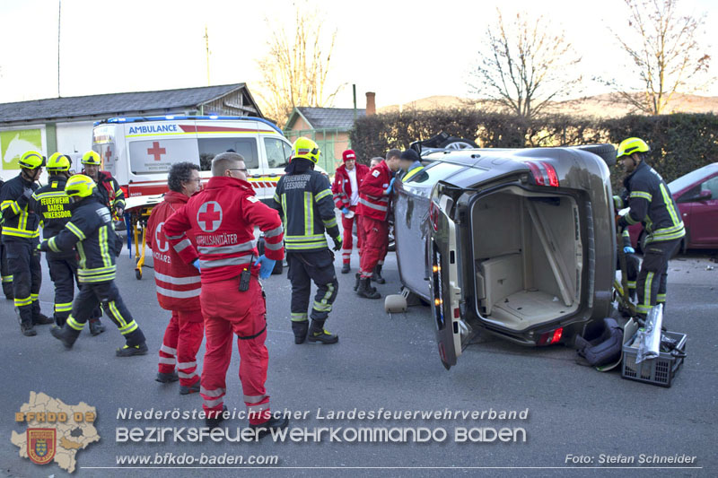 20241227_Lenkerin muss nach Verkehrsunfall in Baden von Feuerwehr befreit werden Foto: Stefan Schneider BFKDO BADEN 20241227_Lenkerin muss nach Verkehrsunfall in Baden von Feuerwehr befreit werden Foto: Stefan Schneider BFKDO BADEN