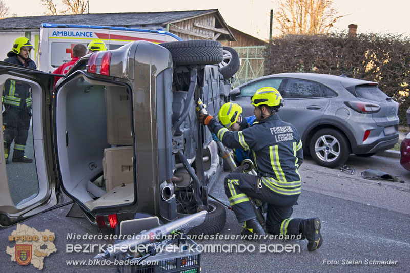 20241227_Lenkerin muss nach Verkehrsunfall in Baden von Feuerwehr befreit werden Foto: Stefan Schneider BFKDO BADEN 20241227_Lenkerin muss nach Verkehrsunfall in Baden von Feuerwehr befreit werden Foto: Stefan Schneider BFKDO BADEN