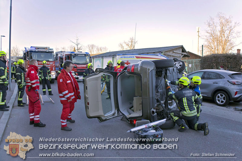 20241227_Lenkerin muss nach Verkehrsunfall in Baden von Feuerwehr befreit werden Foto: Stefan Schneider BFKDO BADEN 20241227_Lenkerin muss nach Verkehrsunfall in Baden von Feuerwehr befreit werden Foto: Stefan Schneider BFKDO BADEN