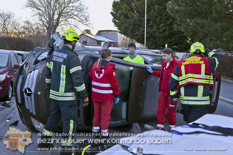 20241227_Lenkerin muss nach Verkehrsunfall in Baden von Feuerwehr befreit werden Foto: Stefan Schneider BFKDO BADEN 20241227_Lenkerin muss nach Verkehrsunfall in Baden von Feuerwehr befreit werden Foto: Stefan Schneider BFKDO BADEN