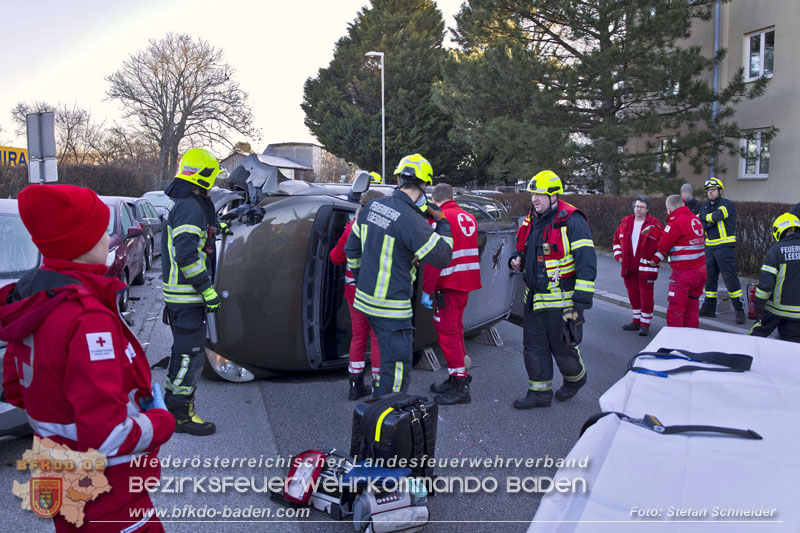 20241227_Lenkerin muss nach Verkehrsunfall in Baden von Feuerwehr befreit werden Foto: Stefan Schneider BFKDO BADEN 20241227_Lenkerin muss nach Verkehrsunfall in Baden von Feuerwehr befreit werden Foto: Stefan Schneider BFKDO BADEN