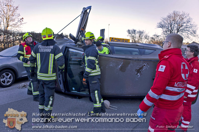 20241227_Lenkerin muss nach Verkehrsunfall in Baden von Feuerwehr befreit werden Foto: Stefan Schneider BFKDO BADEN 20241227_Lenkerin muss nach Verkehrsunfall in Baden von Feuerwehr befreit werden Foto: Stefan Schneider BFKDO BADEN