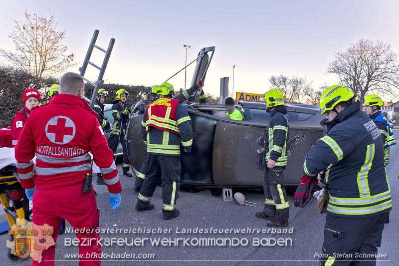 20241227_Lenkerin muss nach Verkehrsunfall in Baden von Feuerwehr befreit werden Foto: Stefan Schneider BFKDO BADEN 20241227_Lenkerin muss nach Verkehrsunfall in Baden von Feuerwehr befreit werden Foto: Stefan Schneider BFKDO BADEN