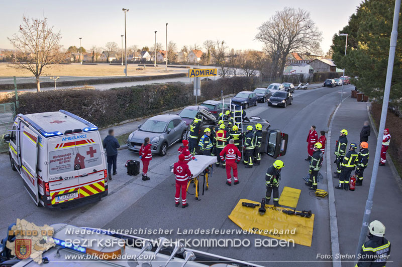 20241227_Lenkerin muss nach Verkehrsunfall in Baden von Feuerwehr befreit werden Foto: Stefan Schneider BFKDO BADEN 20241227_Lenkerin muss nach Verkehrsunfall in Baden von Feuerwehr befreit werden Foto: Stefan Schneider BFKDO BADEN