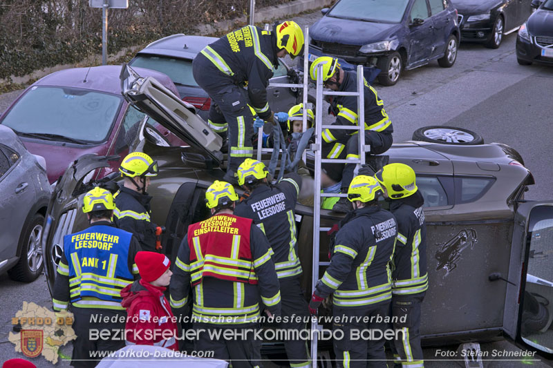 20241227_Lenkerin muss nach Verkehrsunfall in Baden von Feuerwehr befreit werden Foto: Stefan Schneider BFKDO BADEN 20241227_Lenkerin muss nach Verkehrsunfall in Baden von Feuerwehr befreit werden Foto: Stefan Schneider BFKDO BADEN