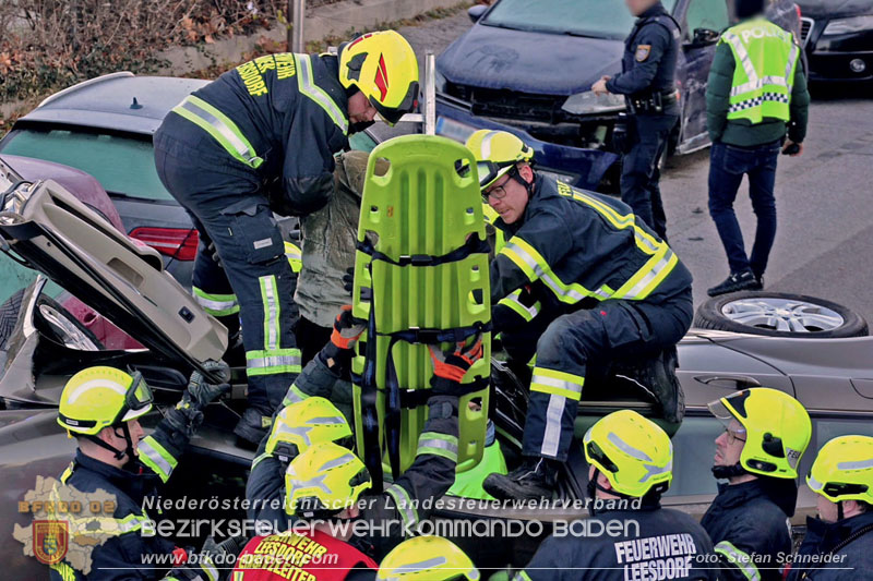 20241227_Lenkerin muss nach Verkehrsunfall in Baden von Feuerwehr befreit werden Foto: Stefan Schneider BFKDO BADEN 20241227_Lenkerin muss nach Verkehrsunfall in Baden von Feuerwehr befreit werden Foto: Stefan Schneider BFKDO BADEN