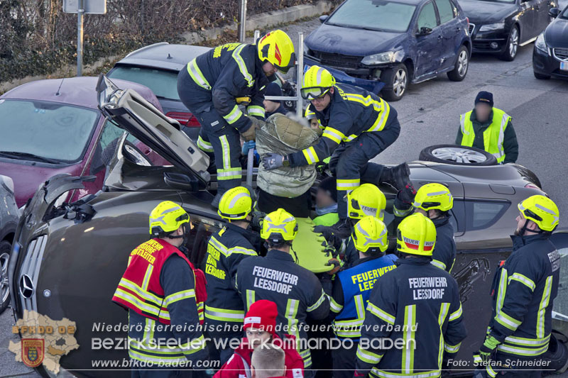 20241227_Lenkerin muss nach Verkehrsunfall in Baden von Feuerwehr befreit werden Foto: Stefan Schneider BFKDO BADEN 20241227_Lenkerin muss nach Verkehrsunfall in Baden von Feuerwehr befreit werden Foto: Stefan Schneider BFKDO BADEN