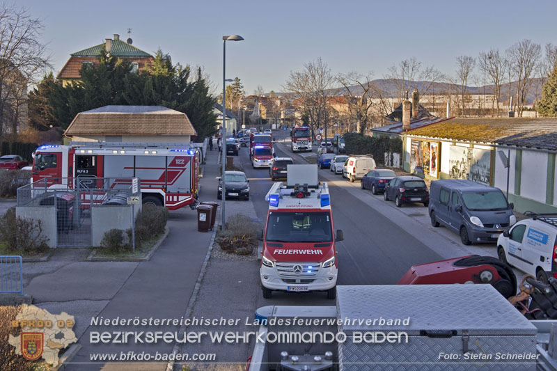 20241227_Lenkerin muss nach Verkehrsunfall in Baden von Feuerwehr befreit werden Foto: Stefan Schneider BFKDO BADEN 20241227_Lenkerin muss nach Verkehrsunfall in Baden von Feuerwehr befreit werden Foto: Stefan Schneider BFKDO BADEN