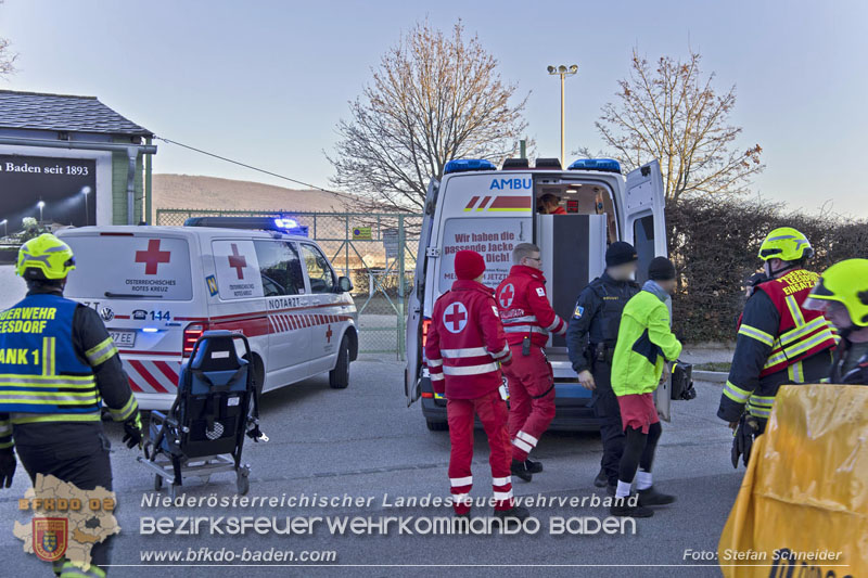 20241227_Lenkerin muss nach Verkehrsunfall in Baden von Feuerwehr befreit werden Foto: Stefan Schneider BFKDO BADEN 20241227_Lenkerin muss nach Verkehrsunfall in Baden von Feuerwehr befreit werden Foto: Stefan Schneider BFKDO BADEN