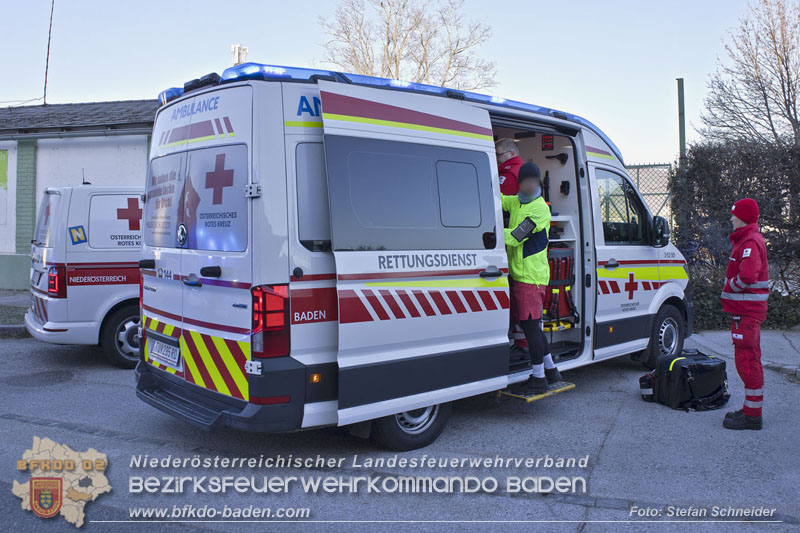 20241227_Lenkerin muss nach Verkehrsunfall in Baden von Feuerwehr befreit werden Foto: Stefan Schneider BFKDO BADEN 20241227_Lenkerin muss nach Verkehrsunfall in Baden von Feuerwehr befreit werden Foto: Stefan Schneider BFKDO BADEN
