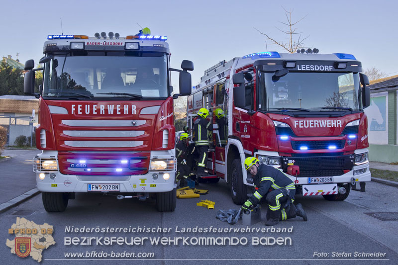 20241227_Lenkerin muss nach Verkehrsunfall in Baden von Feuerwehr befreit werden Foto: Stefan Schneider BFKDO BADEN 20241227_Lenkerin muss nach Verkehrsunfall in Baden von Feuerwehr befreit werden Foto: Stefan Schneider BFKDO BADEN
