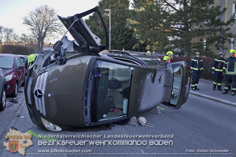 20241227_Lenkerin muss nach Verkehrsunfall in Baden von Feuerwehr befreit werden Foto: Stefan Schneider BFKDO BADEN 20241227_Lenkerin muss nach Verkehrsunfall in Baden von Feuerwehr befreit werden Foto: Stefan Schneider BFKDO BADEN