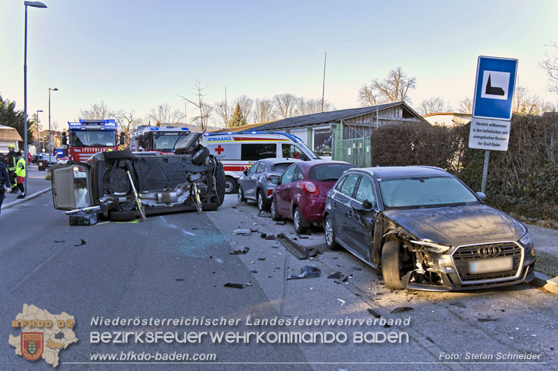 20241227_Lenkerin muss nach Verkehrsunfall in Baden von Feuerwehr befreit werden Foto: Stefan Schneider BFKDO BADEN 20241227_Lenkerin muss nach Verkehrsunfall in Baden von Feuerwehr befreit werden Foto: Stefan Schneider BFKDO BADEN