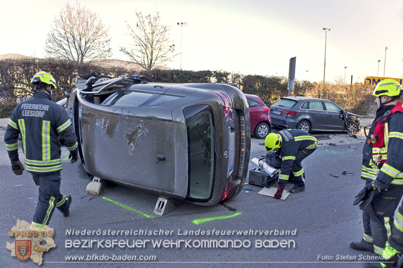 20241227_Lenkerin muss nach Verkehrsunfall in Baden von Feuerwehr befreit werden Foto: Stefan Schneider BFKDO BADEN 20241227_Lenkerin muss nach Verkehrsunfall in Baden von Feuerwehr befreit werden Foto: Stefan Schneider BFKDO BADEN