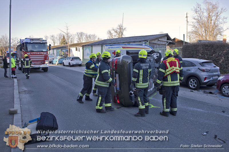 20241227_Lenkerin muss nach Verkehrsunfall in Baden von Feuerwehr befreit werden Foto: Stefan Schneider BFKDO BADEN 20241227_Lenkerin muss nach Verkehrsunfall in Baden von Feuerwehr befreit werden Foto: Stefan Schneider BFKDO BADEN