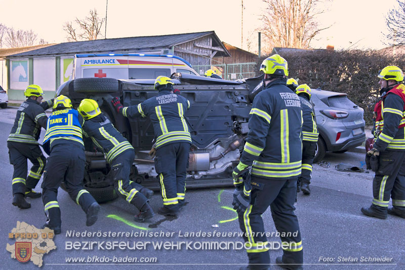 20241227_Lenkerin muss nach Verkehrsunfall in Baden von Feuerwehr befreit werden Foto: Stefan Schneider BFKDO BADEN 20241227_Lenkerin muss nach Verkehrsunfall in Baden von Feuerwehr befreit werden Foto: Stefan Schneider BFKDO BADEN