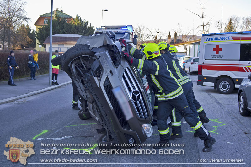 20241227_Lenkerin muss nach Verkehrsunfall in Baden von Feuerwehr befreit werden Foto: Stefan Schneider BFKDO BADEN 20241227_Lenkerin muss nach Verkehrsunfall in Baden von Feuerwehr befreit werden Foto: Stefan Schneider BFKDO BADEN