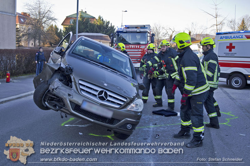 20241227_Lenkerin muss nach Verkehrsunfall in Baden von Feuerwehr befreit werden Foto: Stefan Schneider BFKDO BADEN 20241227_Lenkerin muss nach Verkehrsunfall in Baden von Feuerwehr befreit werden Foto: Stefan Schneider BFKDO BADEN