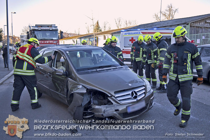 20241227_Lenkerin muss nach Verkehrsunfall in Baden von Feuerwehr befreit werden Foto: Stefan Schneider BFKDO BADEN 20241227_Lenkerin muss nach Verkehrsunfall in Baden von Feuerwehr befreit werden Foto: Stefan Schneider BFKDO BADEN