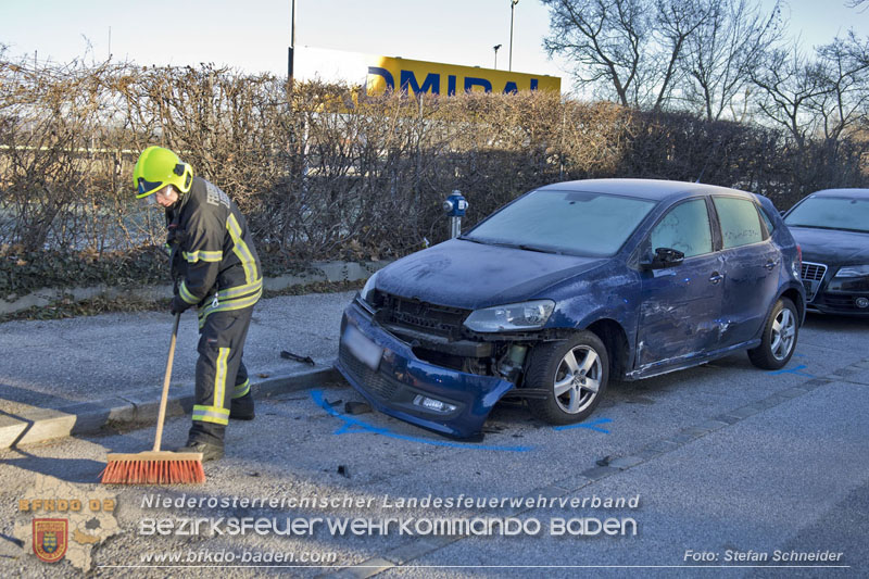 20241227_Lenkerin muss nach Verkehrsunfall in Baden von Feuerwehr befreit werden Foto: Stefan Schneider BFKDO BADEN 20241227_Lenkerin muss nach Verkehrsunfall in Baden von Feuerwehr befreit werden Foto: Stefan Schneider BFKDO BADEN