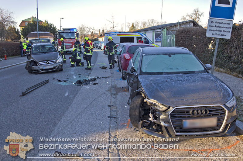 20241227_Lenkerin muss nach Verkehrsunfall in Baden von Feuerwehr befreit werden Foto: Stefan Schneider BFKDO BADEN 20241227_Lenkerin muss nach Verkehrsunfall in Baden von Feuerwehr befreit werden Foto: Stefan Schneider BFKDO BADEN