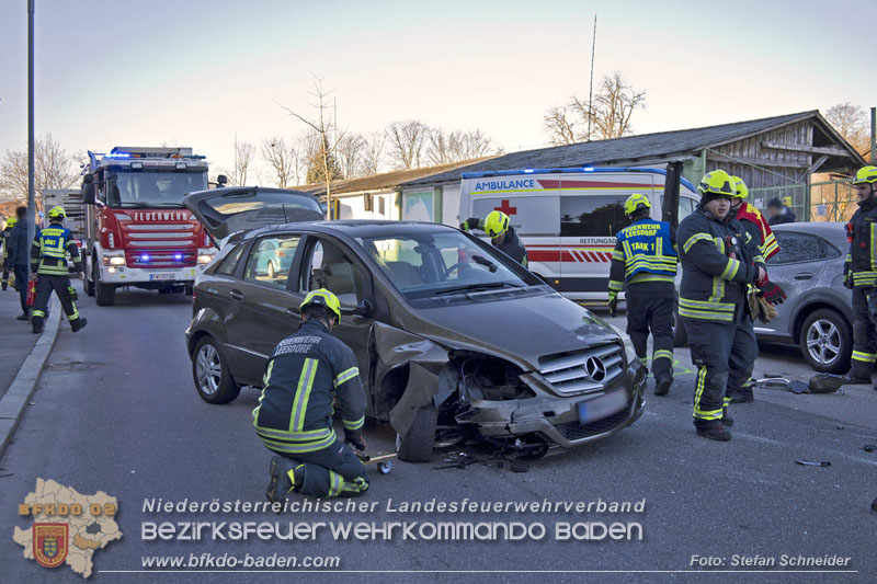 20241227_Lenkerin muss nach Verkehrsunfall in Baden von Feuerwehr befreit werden Foto: Stefan Schneider BFKDO BADEN 20241227_Lenkerin muss nach Verkehrsunfall in Baden von Feuerwehr befreit werden Foto: Stefan Schneider BFKDO BADEN