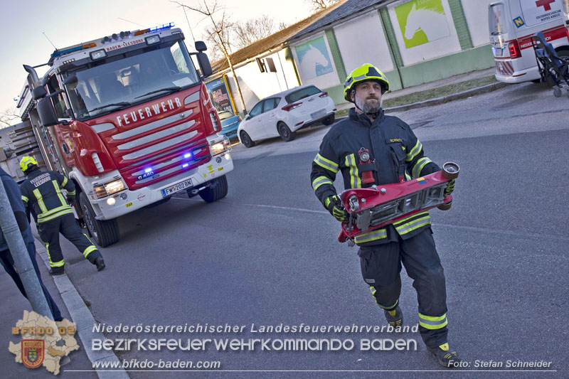 20241227_Lenkerin muss nach Verkehrsunfall in Baden von Feuerwehr befreit werden Foto: Stefan Schneider BFKDO BADEN 20241227_Lenkerin muss nach Verkehrsunfall in Baden von Feuerwehr befreit werden Foto: Stefan Schneider BFKDO BADEN