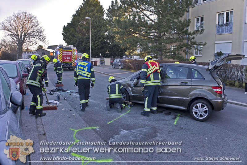 20241227_Lenkerin muss nach Verkehrsunfall in Baden von Feuerwehr befreit werden Foto: Stefan Schneider BFKDO BADEN 20241227_Lenkerin muss nach Verkehrsunfall in Baden von Feuerwehr befreit werden Foto: Stefan Schneider BFKDO BADEN