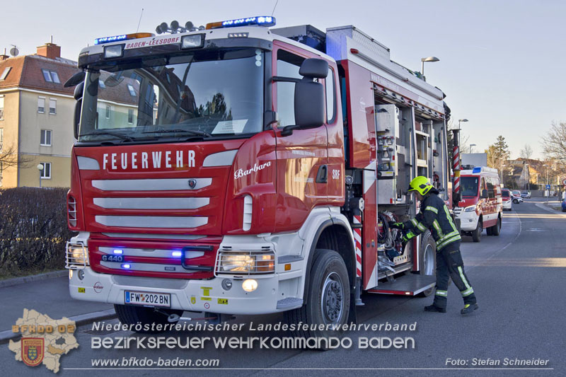20241227_Lenkerin muss nach Verkehrsunfall in Baden von Feuerwehr befreit werden Foto: Stefan Schneider BFKDO BADEN 20241227_Lenkerin muss nach Verkehrsunfall in Baden von Feuerwehr befreit werden Foto: Stefan Schneider BFKDO BADEN