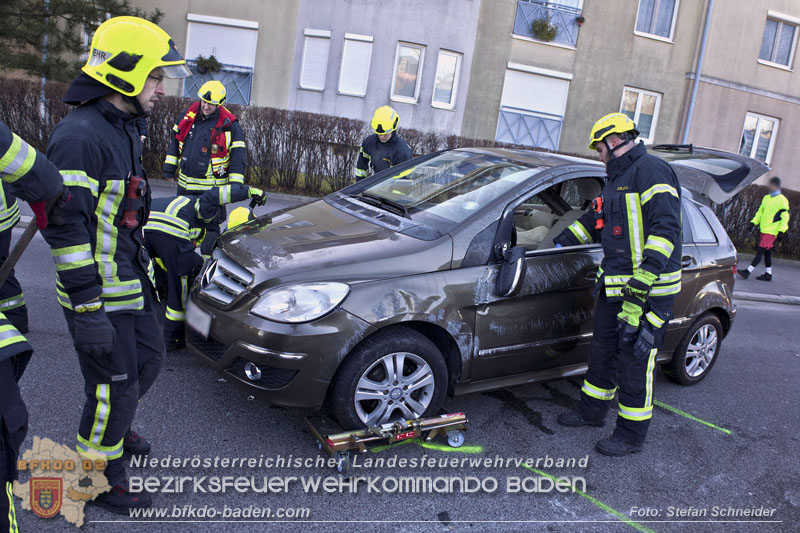 20241227_Lenkerin muss nach Verkehrsunfall in Baden von Feuerwehr befreit werden Foto: Stefan Schneider BFKDO BADEN 20241227_Lenkerin muss nach Verkehrsunfall in Baden von Feuerwehr befreit werden Foto: Stefan Schneider BFKDO BADEN