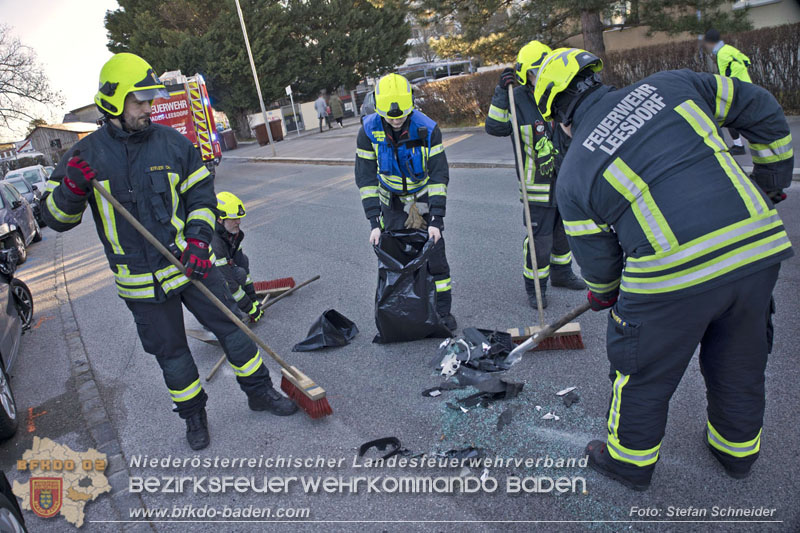 20241227_Lenkerin muss nach Verkehrsunfall in Baden von Feuerwehr befreit werden Foto: Stefan Schneider BFKDO BADEN 20241227_Lenkerin muss nach Verkehrsunfall in Baden von Feuerwehr befreit werden Foto: Stefan Schneider BFKDO BADEN
