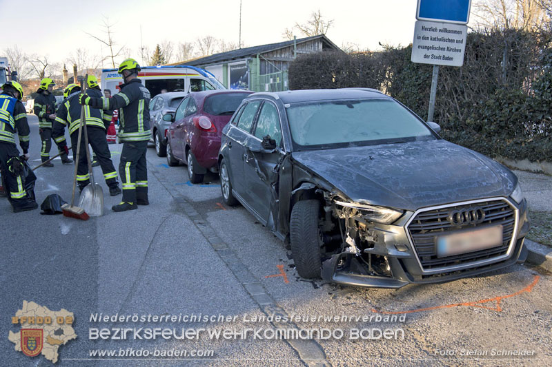20241227_Lenkerin muss nach Verkehrsunfall in Baden von Feuerwehr befreit werden Foto: Stefan Schneider BFKDO BADEN 20241227_Lenkerin muss nach Verkehrsunfall in Baden von Feuerwehr befreit werden Foto: Stefan Schneider BFKDO BADEN
