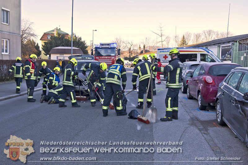 20241227_Lenkerin muss nach Verkehrsunfall in Baden von Feuerwehr befreit werden Foto: Stefan Schneider BFKDO BADEN 20241227_Lenkerin muss nach Verkehrsunfall in Baden von Feuerwehr befreit werden Foto: Stefan Schneider BFKDO BADEN