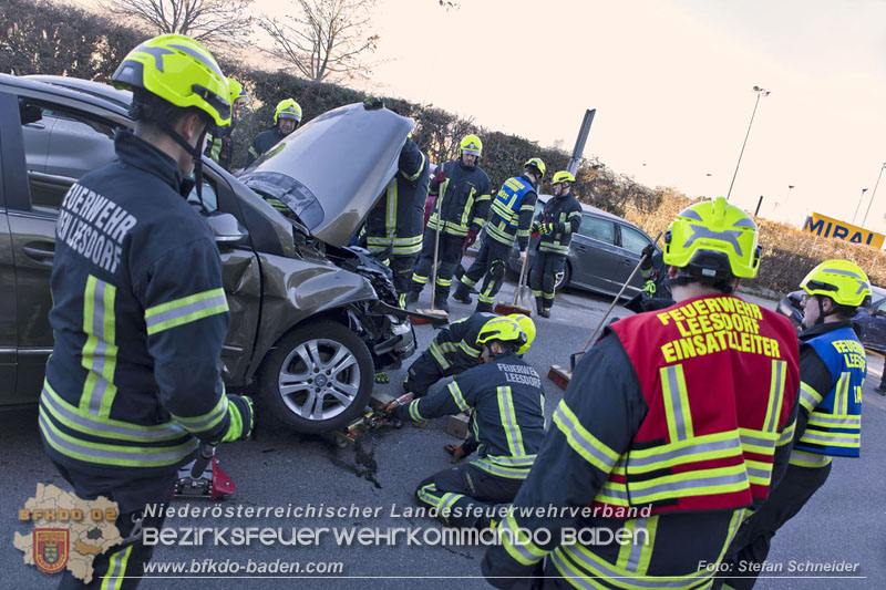 20241227_Lenkerin muss nach Verkehrsunfall in Baden von Feuerwehr befreit werden Foto: Stefan Schneider BFKDO BADEN 20241227_Lenkerin muss nach Verkehrsunfall in Baden von Feuerwehr befreit werden Foto: Stefan Schneider BFKDO BADEN