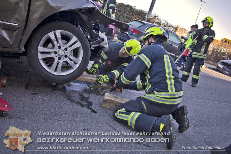 20241227_Lenkerin muss nach Verkehrsunfall in Baden von Feuerwehr befreit werden Foto: Stefan Schneider BFKDO BADEN 20241227_Lenkerin muss nach Verkehrsunfall in Baden von Feuerwehr befreit werden Foto: Stefan Schneider BFKDO BADEN