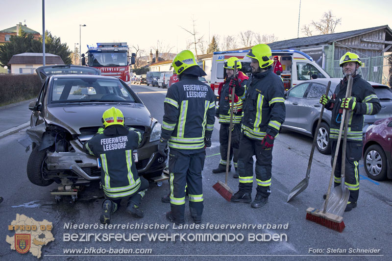 20241227_Lenkerin muss nach Verkehrsunfall in Baden von Feuerwehr befreit werden Foto: Stefan Schneider BFKDO BADEN 20241227_Lenkerin muss nach Verkehrsunfall in Baden von Feuerwehr befreit werden Foto: Stefan Schneider BFKDO BADEN