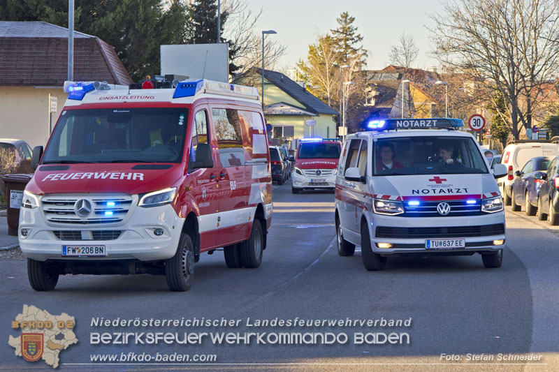 20241227_Lenkerin muss nach Verkehrsunfall in Baden von Feuerwehr befreit werden Foto: Stefan Schneider BFKDO BADEN 20241227_Lenkerin muss nach Verkehrsunfall in Baden von Feuerwehr befreit werden Foto: Stefan Schneider BFKDO BADEN