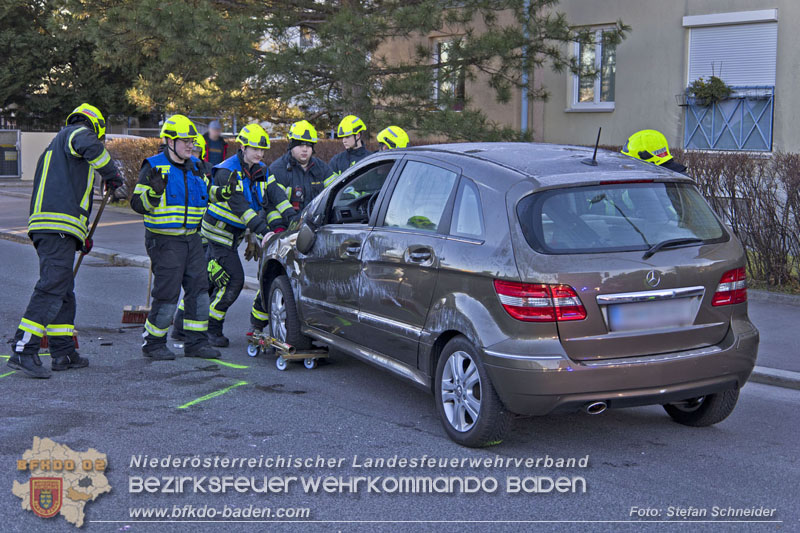 20241227_Lenkerin muss nach Verkehrsunfall in Baden von Feuerwehr befreit werden Foto: Stefan Schneider BFKDO BADEN 20241227_Lenkerin muss nach Verkehrsunfall in Baden von Feuerwehr befreit werden Foto: Stefan Schneider BFKDO BADEN