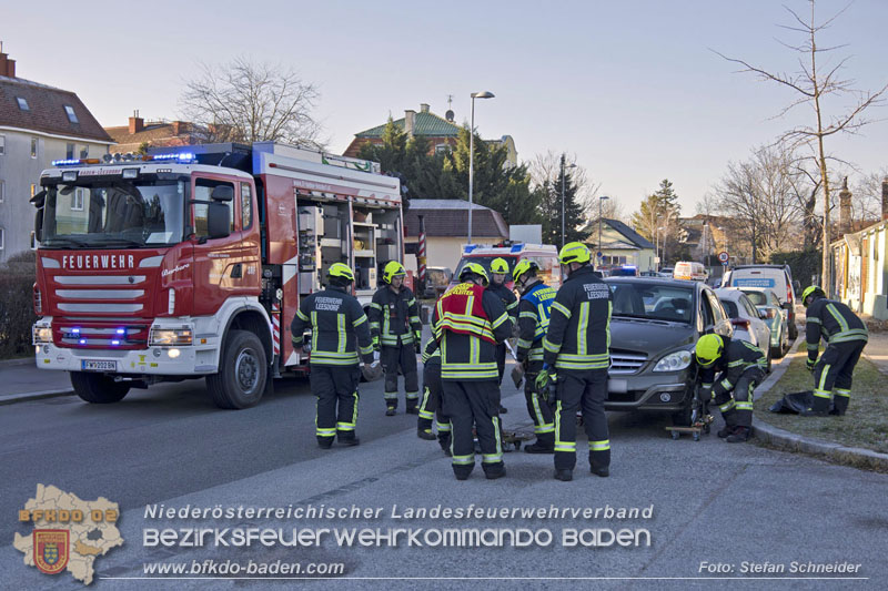 20241227_Lenkerin muss nach Verkehrsunfall in Baden von Feuerwehr befreit werden Foto: Stefan Schneider BFKDO BADEN 20241227_Lenkerin muss nach Verkehrsunfall in Baden von Feuerwehr befreit werden Foto: Stefan Schneider BFKDO BADEN