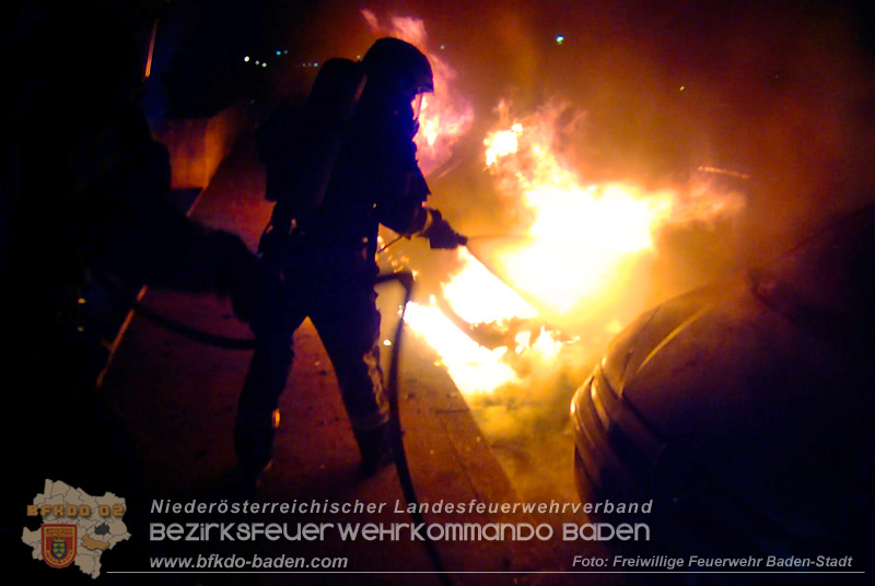 20250115_Zwei geparkte Fahrzeuge im Badener Stadtgebiet in Vollbrand  Foto: Freiwillige Feuerwehr Baden-Stadt