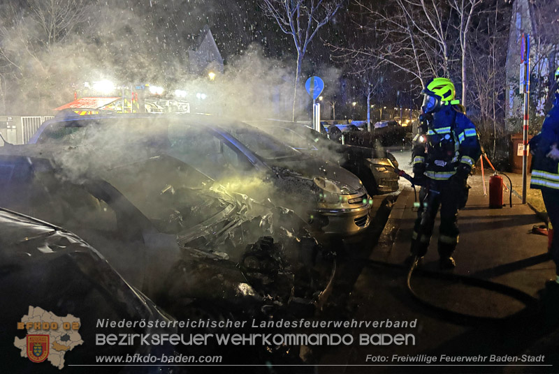20250115_Zwei geparkte Fahrzeuge im Badener Stadtgebiet in Vollbrand  Foto: Freiwillige Feuerwehr Baden-Stadt