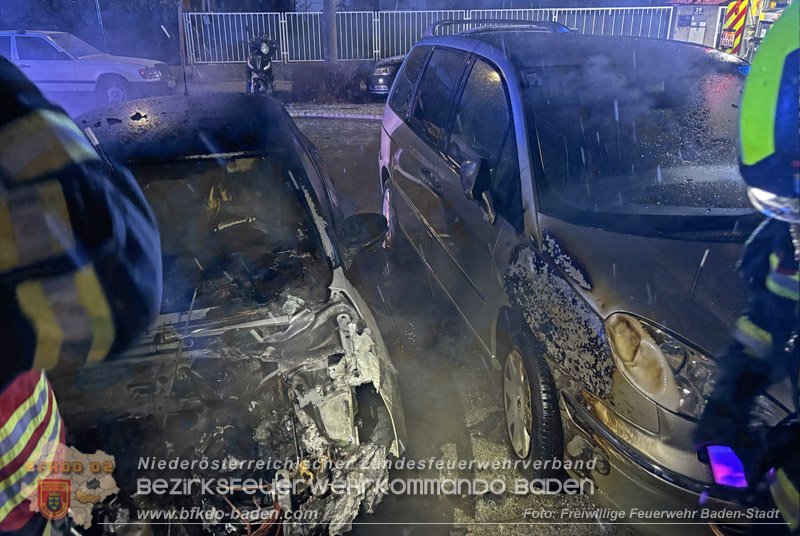 20250115_Zwei geparkte Fahrzeuge im Badener Stadtgebiet in Vollbrand  Foto: Freiwillige Feuerwehr Baden-Stadt