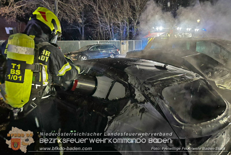 20250115_Zwei geparkte Fahrzeuge im Badener Stadtgebiet in Vollbrand  Foto: Freiwillige Feuerwehr Baden-Stadt