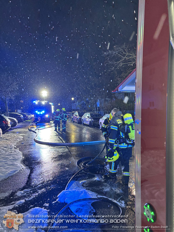 20250115_Zwei geparkte Fahrzeuge im Badener Stadtgebiet in Vollbrand  Foto: Freiwillige Feuerwehr Baden-Stadt