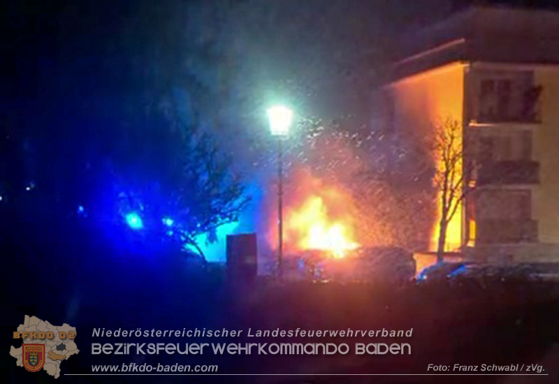 20250115_Zwei geparkte Fahrzeuge im Badener Stadtgebiet in Vollbrand  Foto: Franz Schwabl