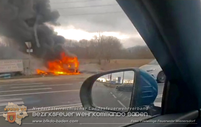 20250116_Fahrzeugbrand B17 Höhe der Autobahnanschlussstelle A2 Traiskirchen   Foto: Freiwillige Feuerwehr Wienersdorf